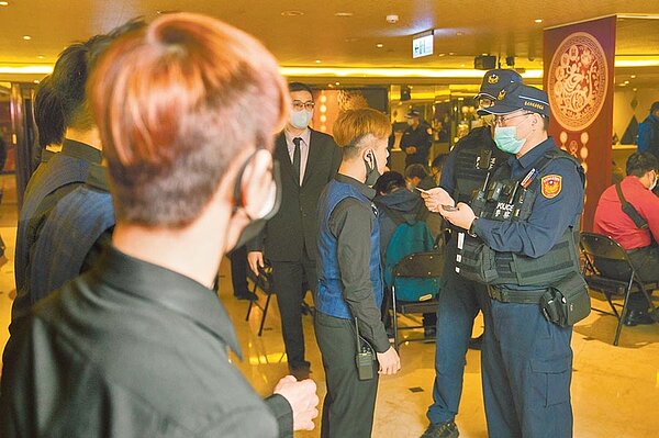 警方前往轄區酒店臨檢,一一查核身分。圖/中時資料照