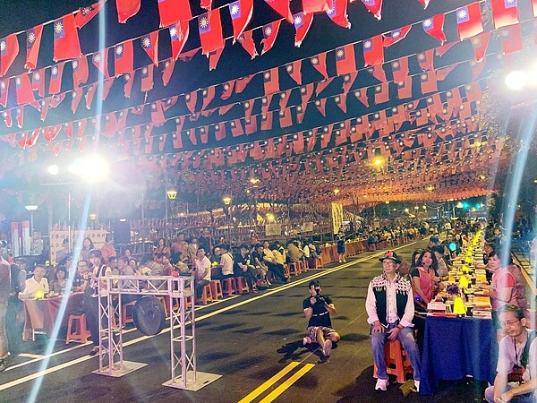 桃園市政府推動振興商圈商機補助計畫,八德、博愛及魅力金三角商圈,各核准50萬元補助,提振商機度過疫情。圖/市府經發局提供