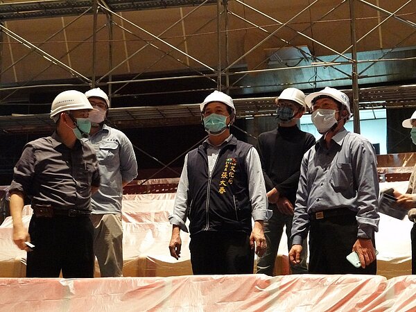 台中市文化局長張大春勘察中山堂工程。圖/台中市政府提供