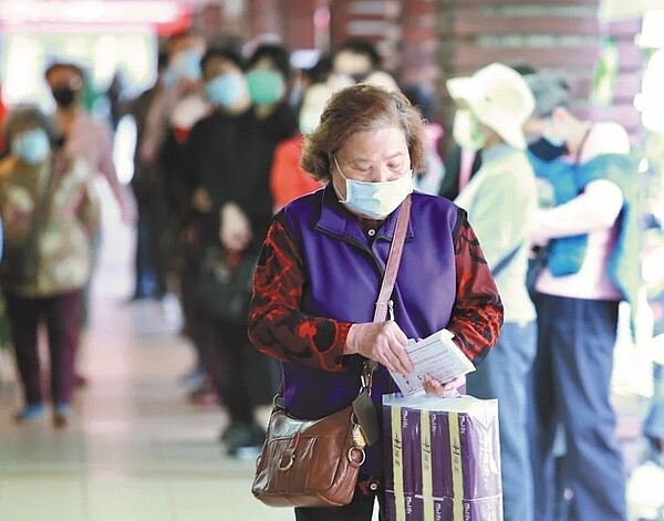 口罩實名制3.0上路,但因口罩配額增為十四天九片,各家健保藥局湧現排隊人潮。圖/聯合報系資料照片