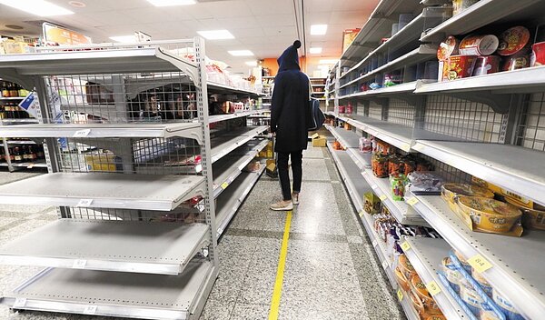 疫情肆虐也讓民眾心慌,紛紛搶購物資保心安。 聯合報系記者侯永全/攝影