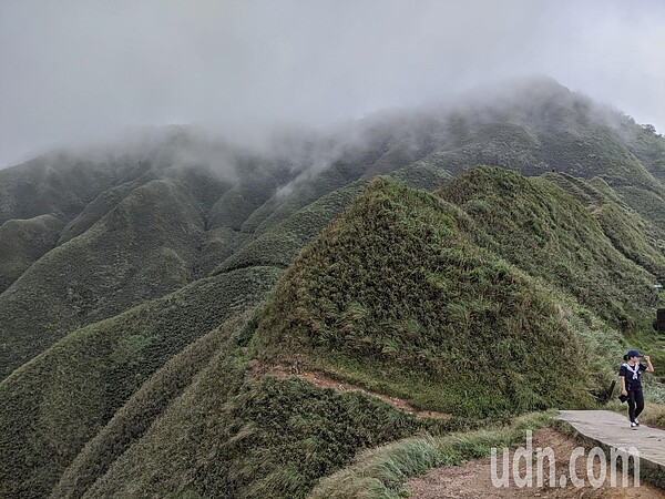 今明兩天中、高積雲、卷雲略增，天氣晴朗穩定，白天熱早晚涼，日夜溫差大；午後山區偶有零星、微量降雨的機率。圖／聯合報系資料照