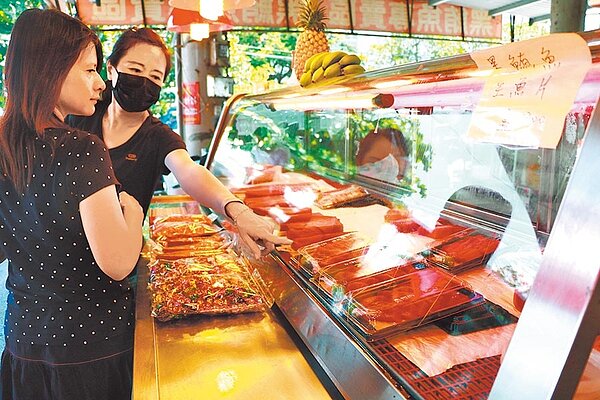 屏東黑鮪魚季在五一連假的周六正式登場,由東港漁會策畫的「黑鮪魚專賣區」搶先揭開序幕,攤商苦嘆受新冠肺炎疫情影響、人潮大不如前。(謝佳潾攝)