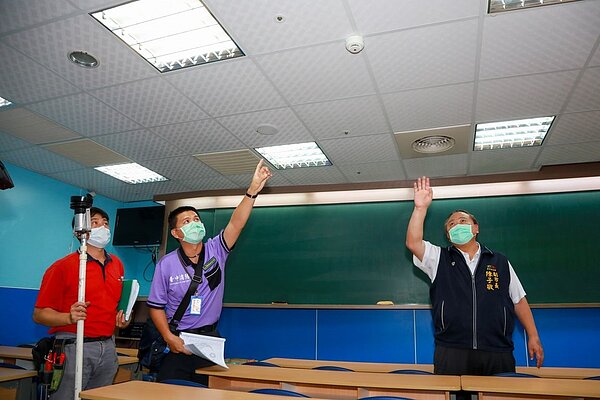 台中市副市長陳子敬率隊抽查3家短期補習班業者是否落實建築物公共安全、消防設備及管理等。圖/台中市政府提供