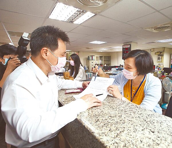 新冠肺炎疫情,重創民生經濟,勞動部提出「自營作業者紓困現金」方案,29日新北市汽車駕駛員職業工會有從業人員辦理紓困現金。(陳怡誠攝)
