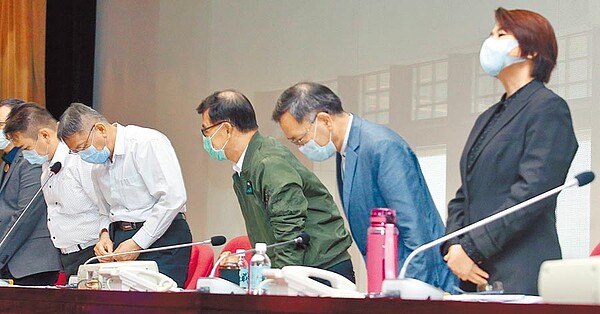 錢櫃KTV火警造成5死,國民黨團書記長陳重文(左起)、台北市長柯文哲、副市長彭振聲、副市長蔡炳坤、副市長黃珊珊向死傷者及其家屬鞠躬致歉。(范揚光攝)