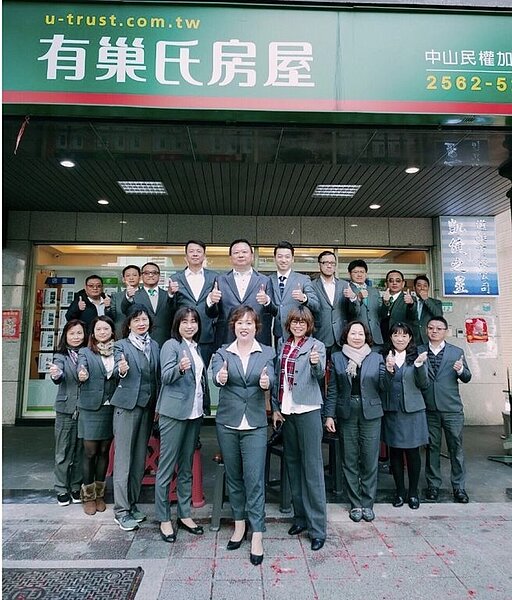 賀之羚與同事。圖/永慶房產集團提供