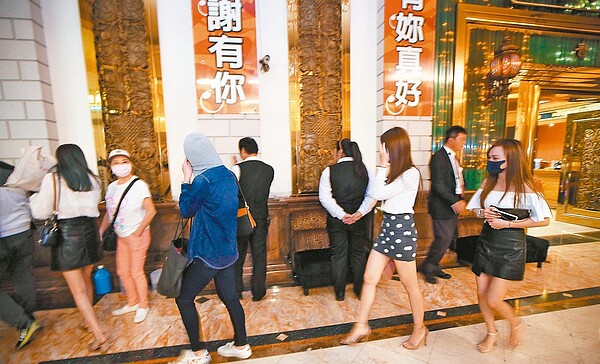 因疫情影響,疫情指揮中心宣布全台酒店、舞廳停止營業,不少人為了家計只好尋找其他工作機會。 圖/聯合報系資料照片