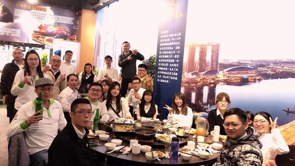 陳寶富與同事們聚餐。圖／永慶房產集團提供