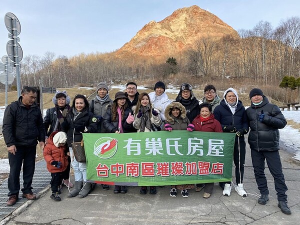 有巢氏房屋台中南區璀璨加盟店認真工作，認真玩每年出國旅遊，全店培養出絕佳的默契和情感。圖／永慶房產集團提供