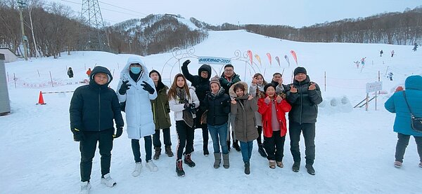 陳寶富與同事們到日本旅遊。圖/永慶房產集團提供