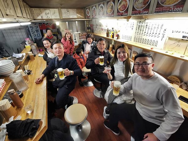 陳寶富與同事們聚餐。圖/永慶房產集團提供