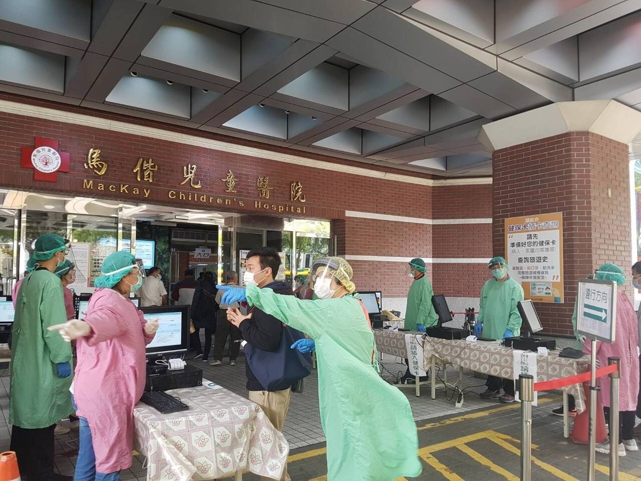 馬偕醫院今宣布放寬門禁,從5月4日起取消在入口處插健保卡確認旅遊史。記者楊雅棠/攝影