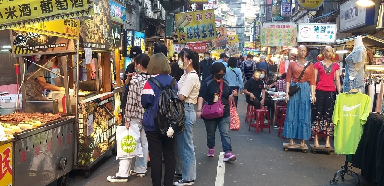 基隆市長林右昌今天說，因為疫情趨緩，明天起廟口夜市總量管制上限，從2000人提高到2500人。記者邱瑞杰／攝影