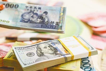 美國總統川普再加碼救市無極限,新台幣一度強升2.31角,不只站穩2字頭,收盤價29.802元更創下近2年新高。(本報資料照片)