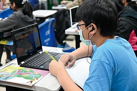在家上班、遠距教學帶動平板電腦和筆電需求。圖/本報資料照片