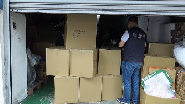台南市永康某口罩生產公司卻在例行生產政府徵用的醫用口罩外，私下大量生產110萬多片違法醫用活性碳口罩，劉姓負責人涉嫌違反特殊傳染性肺炎防治條例等遭檢方約談。記者賴郁薇／翻攝