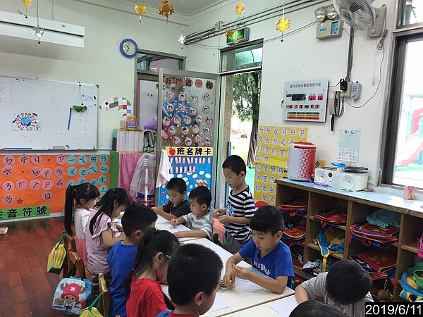 桃園市109學年度公立及非營利幼兒園招生首度開放網路報名,第二階段開放2歲專班及3足歲以上至入國小學齡前的幼兒報名,將於明天勞動節(5月1日)至5月2日中午受理報名。圖/桃園市政府提供