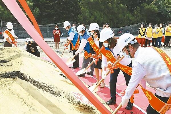 台西鄉崙豐部落建置多功能活動中心,昨天縣府舉行動工儀式,預計明年2月竣工。記者李京昇/攝影