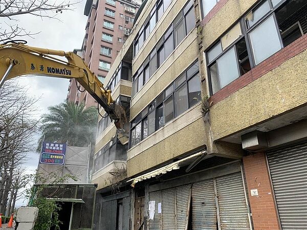 北投大度路一處建築被公告為海砂屋,北市今開拆。(張薷攝)
