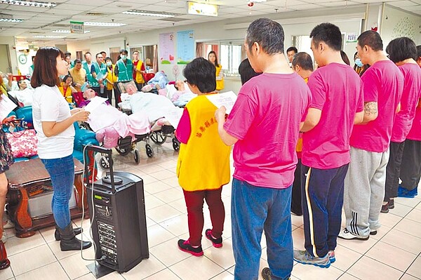 苗栗市大千醫院南勢分院思覺失調症病友組成表演團隊,用聲音為創世基金會苗栗分院植物人患者述說有趣動人的故事。(中時電子報資料照片)