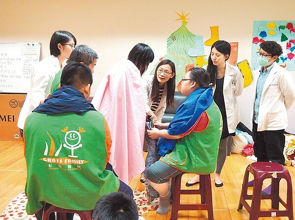 彰化醫院精神醫學部在心理師與職能治療師帶領下,為思覺失調症患者安排療癒。(中時報系資料照片)