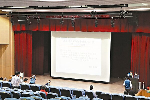 新北市府昨天在淡水區公所召開淡北道路工程第2次公聽會,民眾擔心部分未徵收土地將成畸零地,喪失價值。 記者吳亮賢/攝影