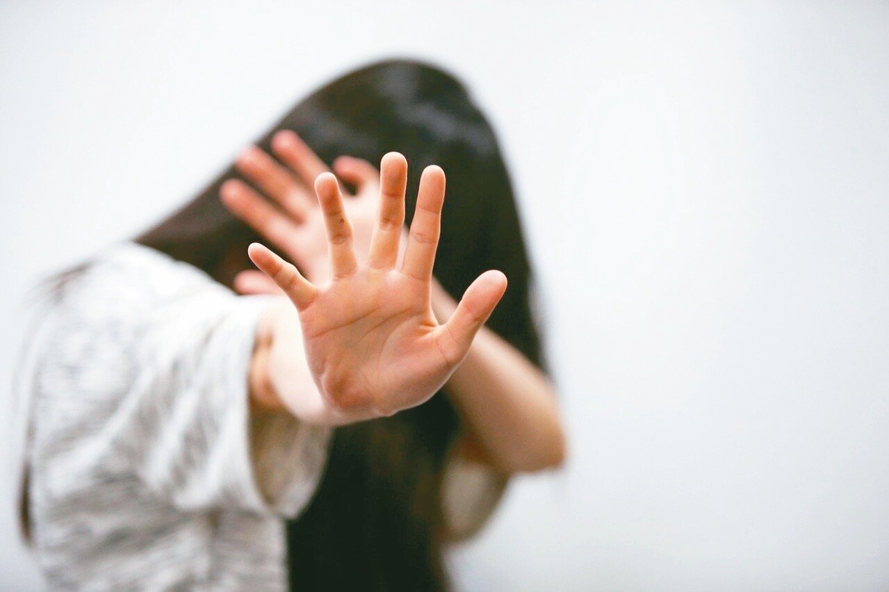 婦女救援基金會「未得同意散布性私密影像」求助專線,至2019年已接獲487起求助案件,其中高達兩成是未成年少女。 圖/聯合報系資料照片