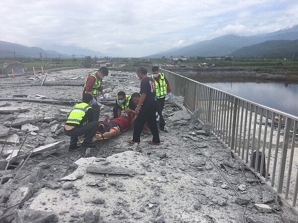 花蓮玉里鎮一座沼氣回收發電的綠能電廠，今天發生氣爆工安意外，消防人員趕往救援。記者王燕華／翻攝
