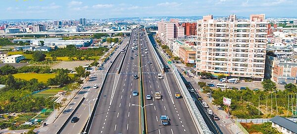 台中市因鐵路高架化、捷運綠線等重大建設助攻,加上房貸利率低,吸引自住客移居。圖/黃繡鳳