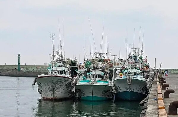 屏東縣政府設立防疫碼頭,以利遠洋漁船或活漁運搬船進行原船檢疫。記者陳弘逸/攝影