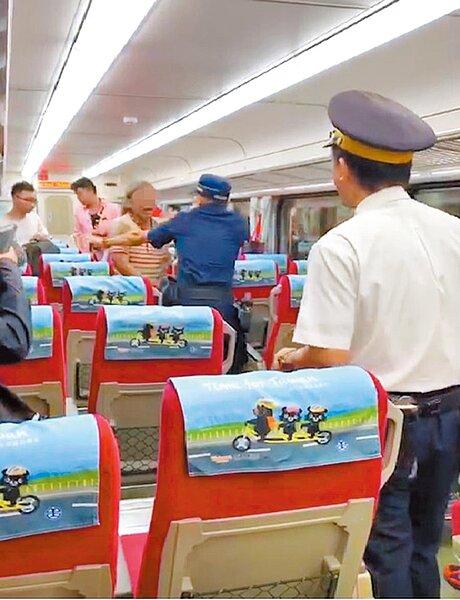 鐵路警察李承翰去年7月在台鐵152次自強號列車上處理糾紛，遭到鄭姓男子（左三）持水果刀刺死。（翻攝自臉書社群《爆料公社》）
