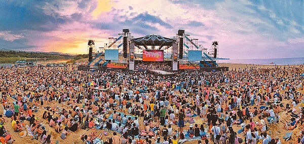 貢寮海洋音樂祭每年夏天在福隆海水浴場熱鬧登場,邀請數百組樂團輪番表演,去年三天音樂祭更吸引超過50萬人次參與。(新北市觀光局提供/吳康瑋新北報導)