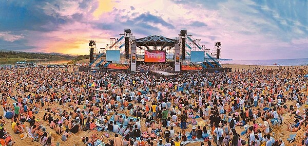 貢寮海洋音樂祭每年夏天在福隆海水浴場熱鬧登場，邀請數百組樂團輪番表演，去年三天音樂祭更吸引超過50萬人次參與。（新北市觀光局提供／吳康瑋新北報導）
