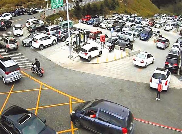 南投縣合歡山遊客服務中心車流不斷，警方出動宣導佩戴口罩，保持社交距離。（交通部即時影像／盧金足南投傳真）
