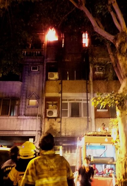 高雄市三民區宗元街某工程行一夜連發生2次火警,2日凌晨消防隊搶入火場滅火。記者林保光/攝影