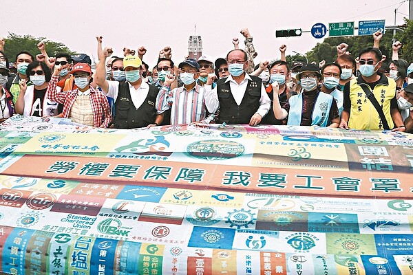 疫情影響,勞團首次取消勞動節上街遊行,昨僅在凱道舉行記者會,現場製作大型口罩表達訴求。 記者徐兆玄/攝影