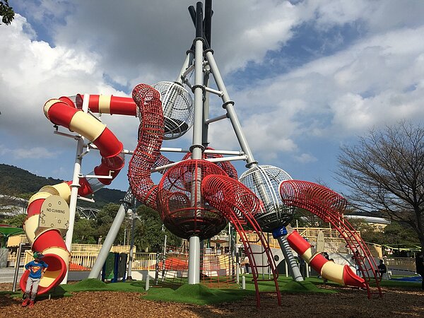 天母夢想樂園中有以棒球為主題的溜滑梯。圖/台北市政府提供
