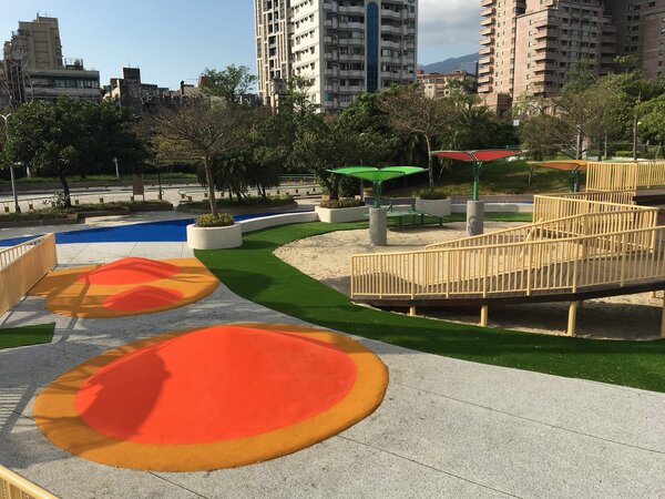 天母夢想公園為建構共融環境，遊戲場的外圍步道採用藍色PU材質鋪面，並規劃無障礙動線。圖／台北市政府提供
