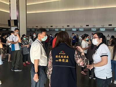 台中機場特賣會湧現人潮 市府持續強化防疫措施。圖／台中市政府提供