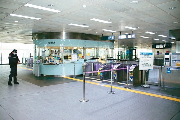 國際疫情嚴峻,引爆返台避難潮,指揮中心表示,5月1日單日入境達1257人,是最近這幾個月最高入境紀錄。圖為日前桃園機場捷運受出入境旅客減少影響,運量也大幅銳減。圖/ 聯合報系資料照片