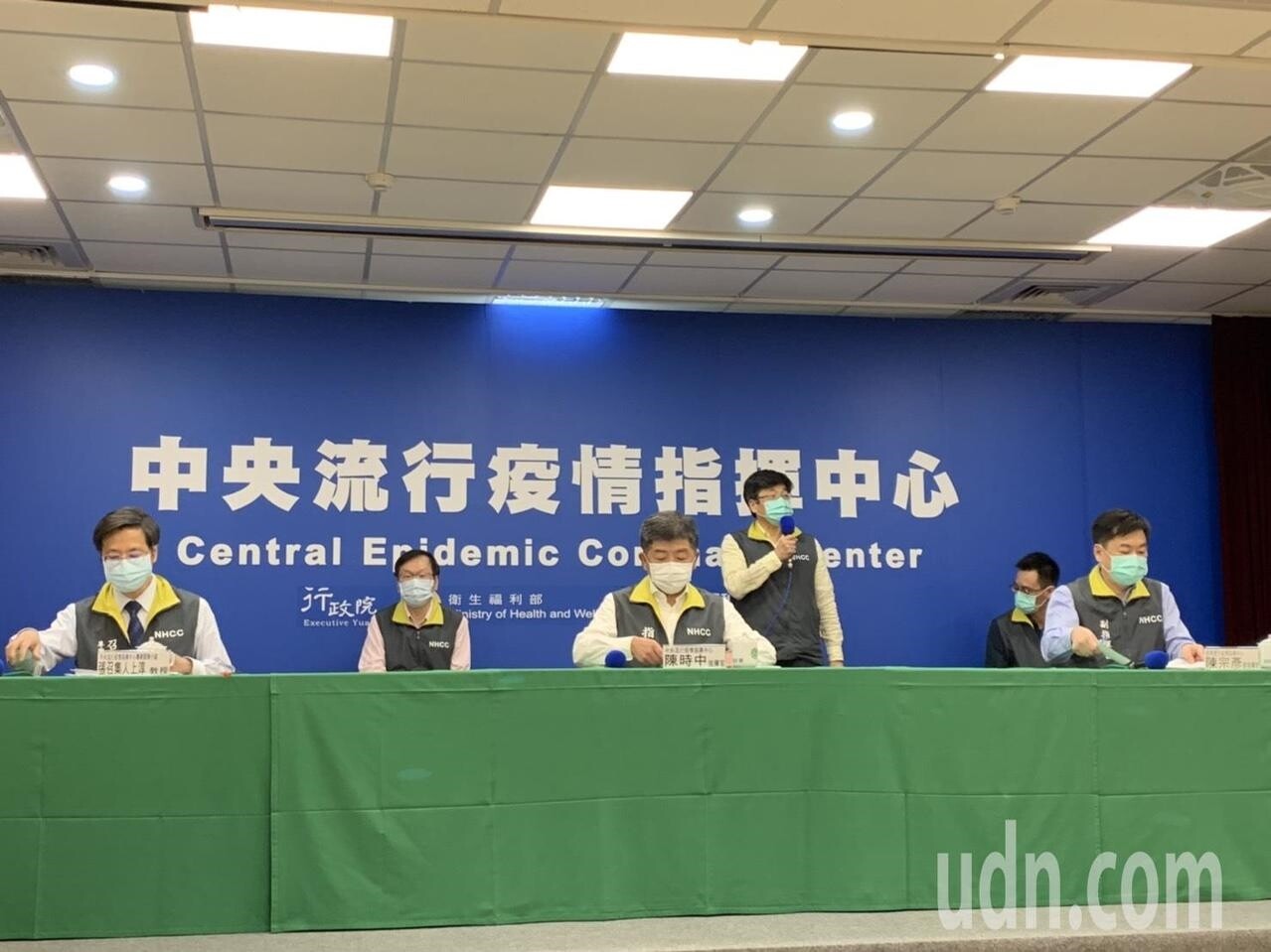 中央流行疫情指揮中心今說明疫情發展;第一排左到右依序為中央流行疫情指揮中心專家諮詢小組召集人張上淳、指揮官陳時中、副指揮官陳宗彥,第二排左至右為發言人莊人祥、疫情監測組組長周志浩、疾病管制署防疫醫師鄭皓元。記者陳雨鑫 / 攝影