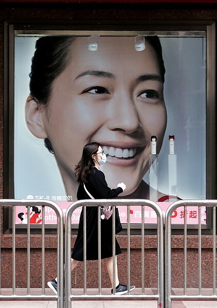 新冠肺炎疫情悄悄改變民眾生活習慣,使得以往春季出遊好發的疾病減少,但有醫師觀察發現,因為過度洗手或長時間戴口罩衍生的病症增加了。本報資料照片