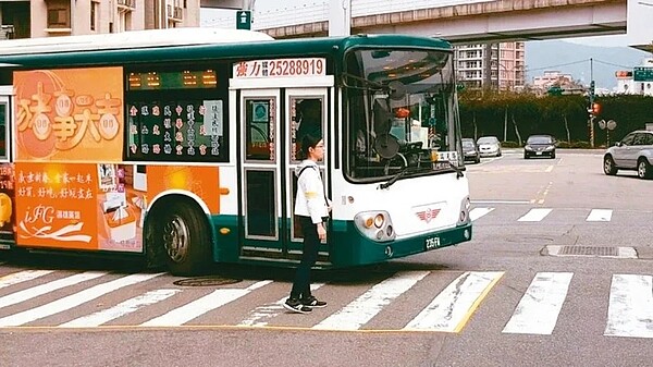 公車轉彎死亡車禍頻傳,圖為北市警方2日找公車業者拍攝宣導影片。圖/聯合報系資料照