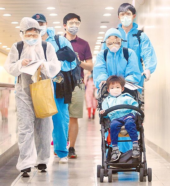 台灣2日出現3名新冠肺炎境外移入個案,「嘉玲」連7殘念。專家認為,當前主要的威脅在境外,防疫策略應重回阻絕於境外的階段。圖/中時報系資料照