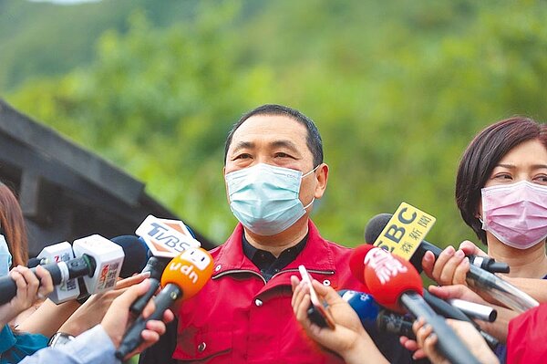 新北市長侯友宜2日前往瑞芳熱門景點時指出,民眾人流及車潮已完全在掌控之中。圖/記者吳康瑋攝