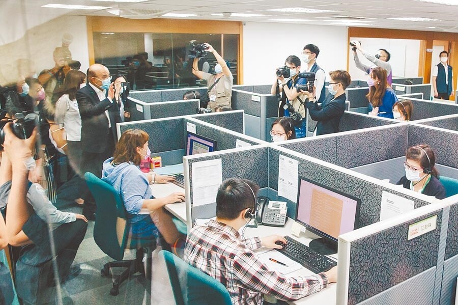 行政院長蘇貞昌(後左)2日前往1988紓困振興專線暨1955勞工紓困專線客服中心視察。(郭吉銓攝)
