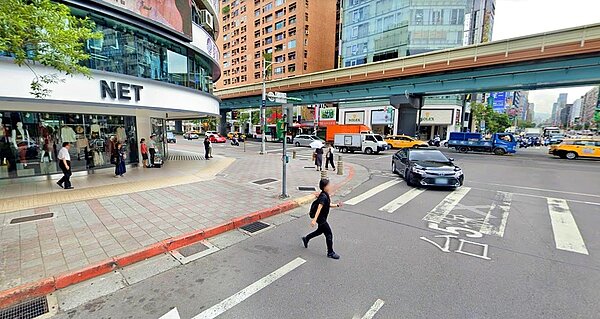 鄰近SOGO復興店及正義國宅對街的東區黃金三角窗，原址服飾NET將遷至永福樓舊址開設旗艦店，新租客為美妝雜貨品牌「寶雅POYA」。圖／截自google maps