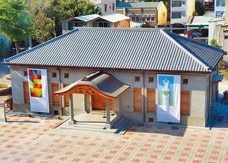 屏東市演武場經整修後展現新風貌,成為市區景點之一,目前做為藝術展覽的空間,是屏東歷史建築活化使用的成功案例。圖/潘建志攝