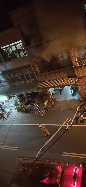 4日凌晨兩點多,桃園市龜山區南上路一處三樓民宅突然竄火,釀成一死一重傷的悲劇。圖/臉書社團《蘆竹南崁資訊大小事分享團》